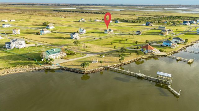 221 Flamingo Drive, Anahuac, TX 77514