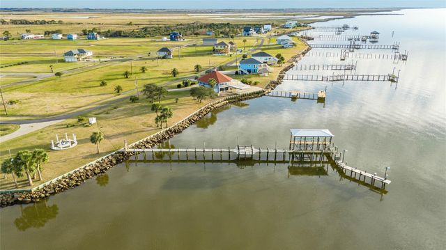 221 Flamingo Drive, Anahuac, TX 77514