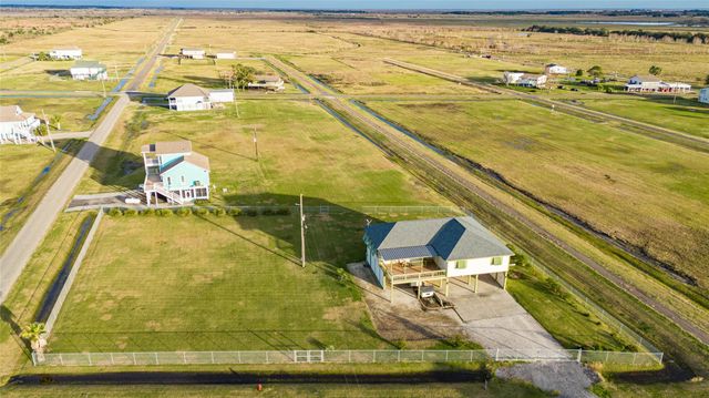 221 Flamingo Drive, Anahuac, TX 77514
