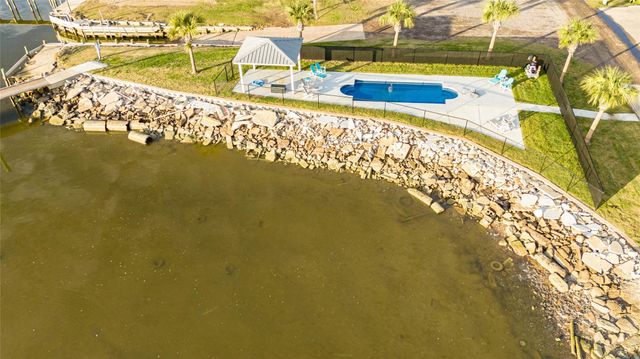 221 Flamingo Drive, Anahuac, TX 77514