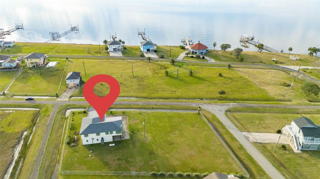 221 Flamingo Drive, Anahuac, TX 77514