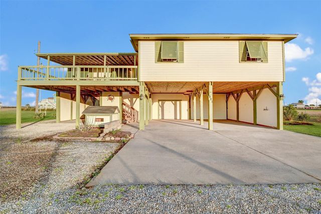 221 Flamingo Drive, Anahuac, TX 77514