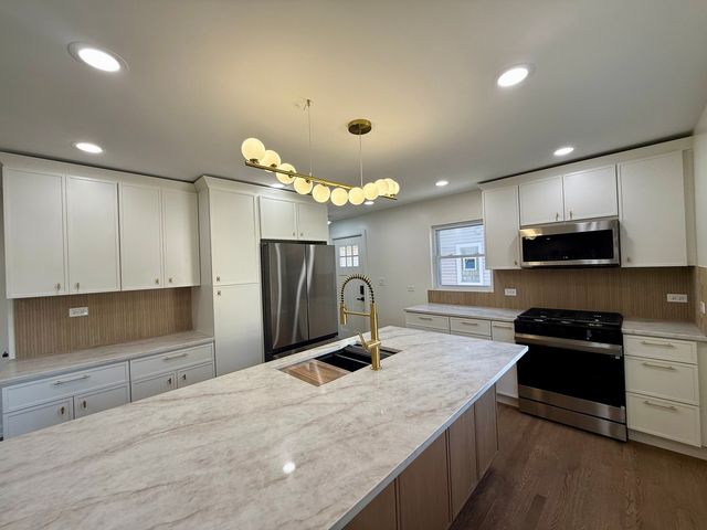 4727 N Newcastle Avenue, Harwood Heights, IL 60706