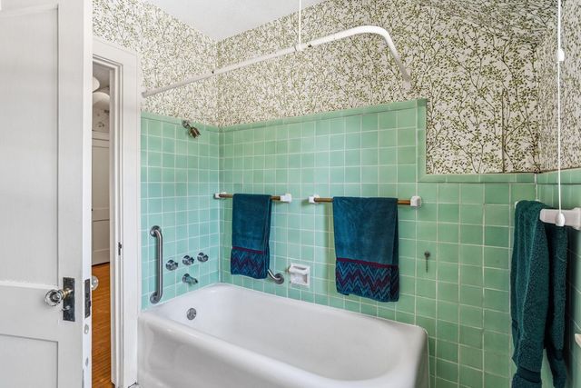 2426 Sheridan Avenue S, Minneapolis, MN 55405