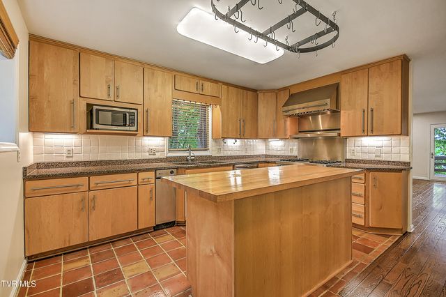 490 Hideaway Farm Road, Piney Flats, TN 37686