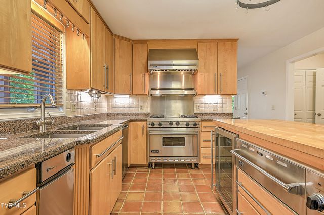 490 Hideaway Farm Road, Piney Flats, TN 37686