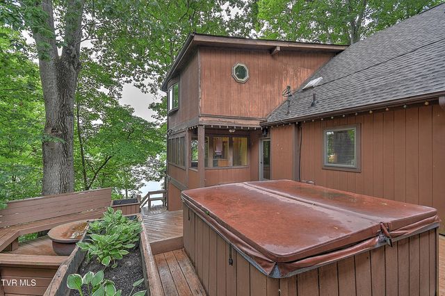 490 Hideaway Farm Road, Piney Flats, TN 37686