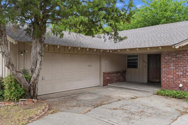 1409 NW 63rd Road, Nichols Hills, OK 73116