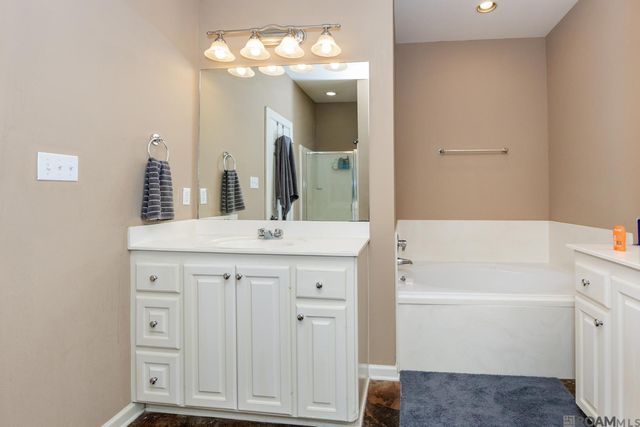 5252 Eastbay Dr, Baton Rouge, LA 70820