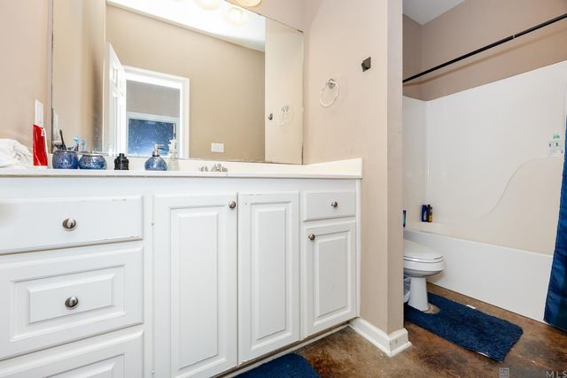 5252 Eastbay Dr, Baton Rouge, LA 70820