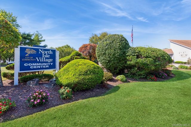 218 Pointe Circle 218, Coram, NY 11727