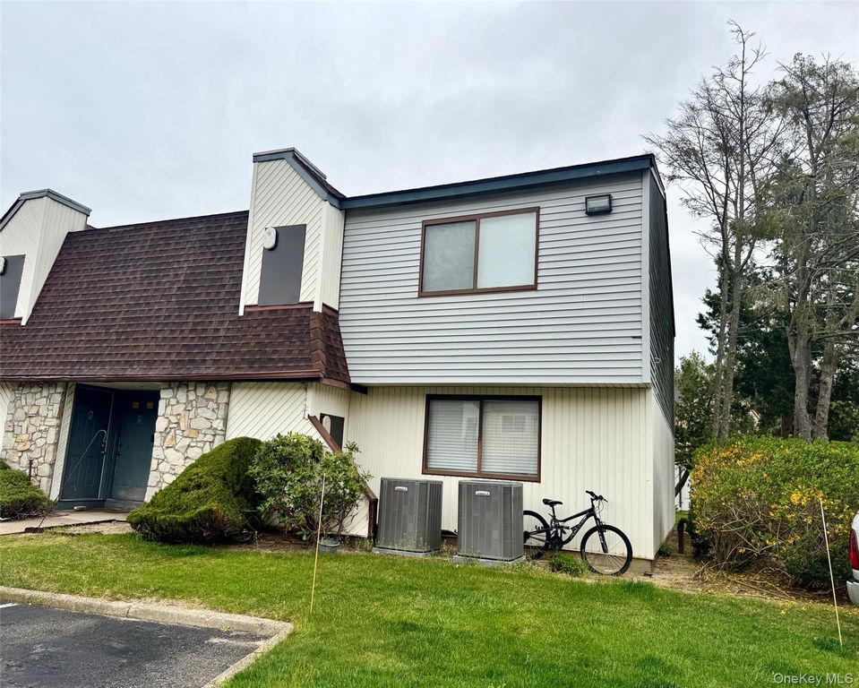 218 Pointe Circle 218, Coram, NY 11727
