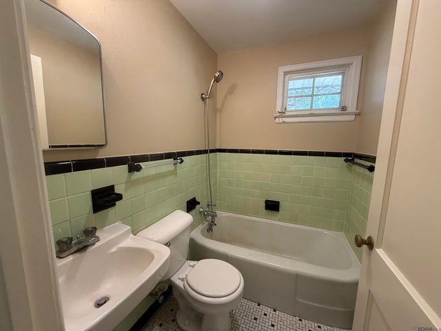 2129 E Lakeshore Dr, Baton Rouge, LA 70808
