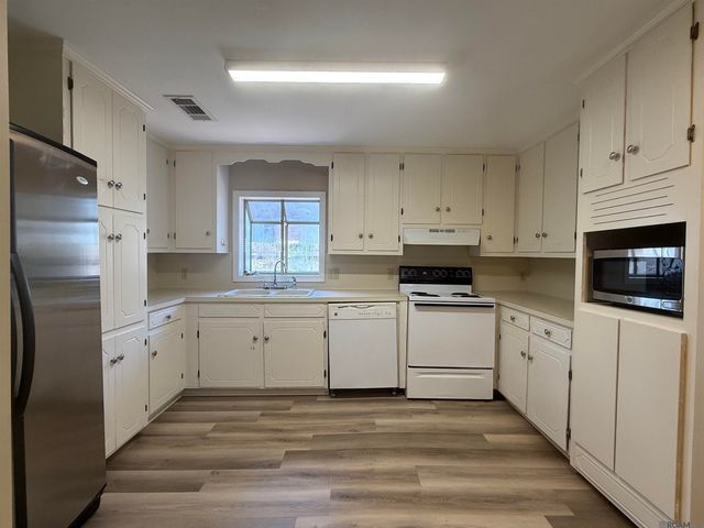 2129 E Lakeshore Dr, Baton Rouge, LA 70808