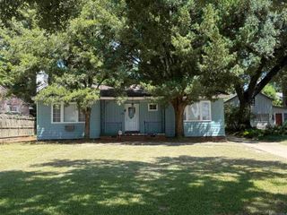 2129 E Lakeshore Dr, Baton Rouge, LA 70808