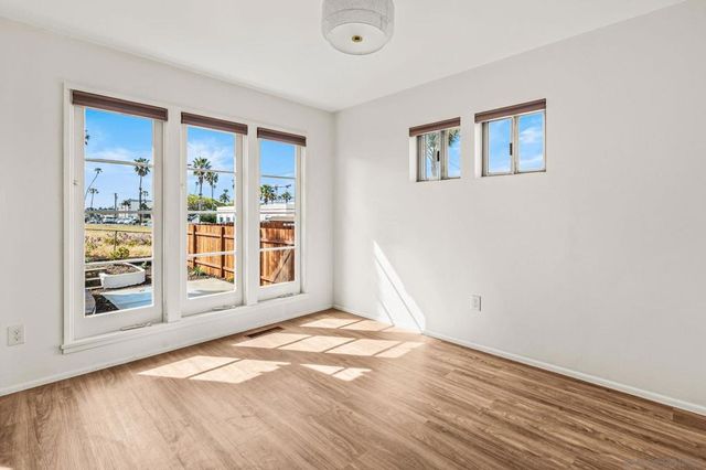 915 Civic Center Dr, Oceanside, CA 92054
