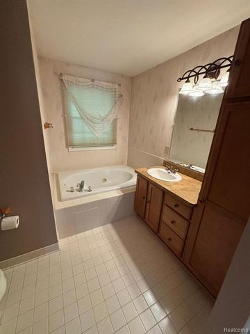 33329 Crooks Street, Rockwood, MI 48173