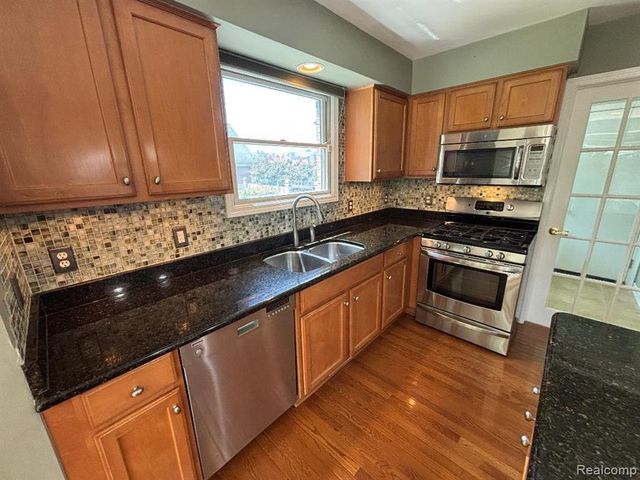 33329 Crooks Street, Rockwood, MI 48173