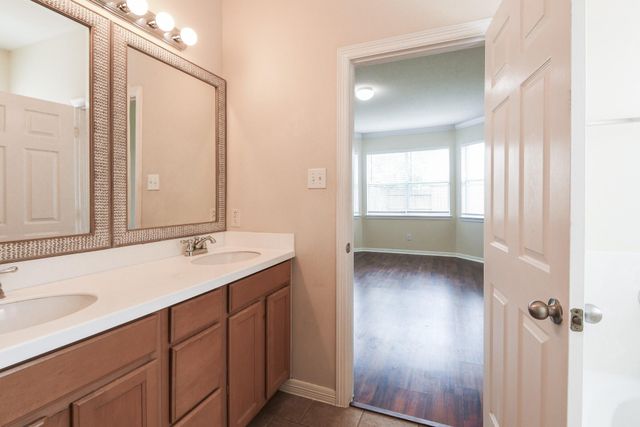 2029 Creek Run Drive, Pearland, TX 77584