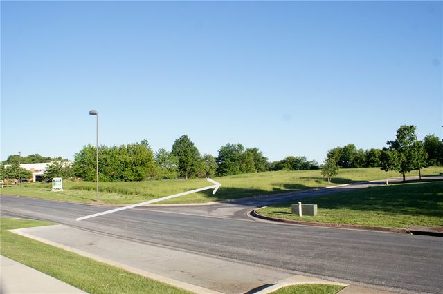 325 S 6th Place, Lowell, AR 72745
