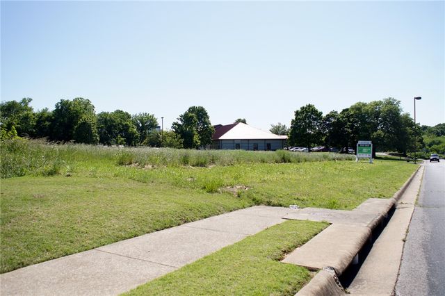 325 S 6th Place, Lowell, AR 72745