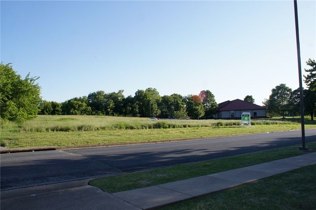 325 S 6th Place, Lowell, AR 72745