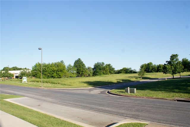 325 S 6th Place, Lowell, AR 72745