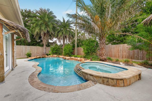 7122 Freesia Court, Baytown, TX 77521