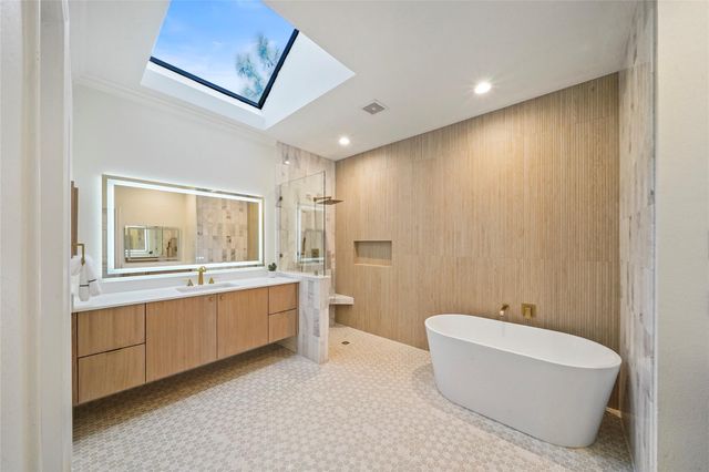 38 N Castlegreen Circle, The Woodlands, TX 77381