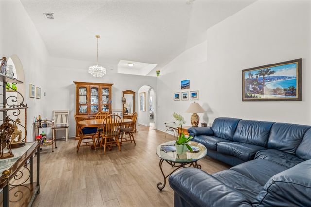 2574 12th Square SW, Vero Beach, FL 32968