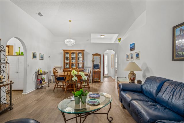 2574 12th Square SW, Vero Beach, FL 32968