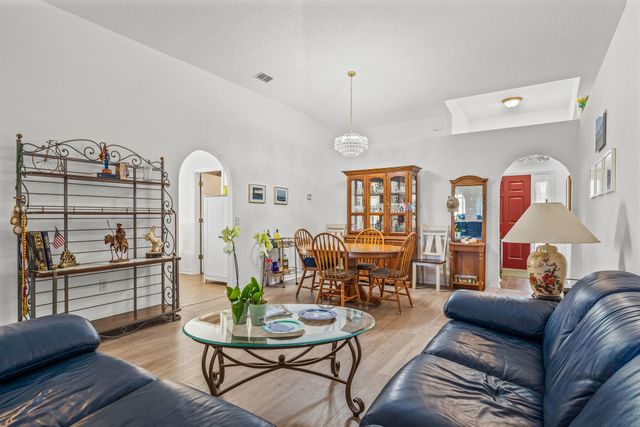 2574 12th Square SW, Vero Beach, FL 32968