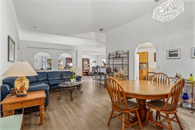 2574 12th Square SW, Vero Beach, FL 32968