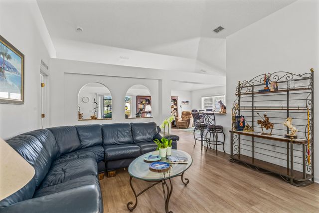 2574 12th Square SW, Vero Beach, FL 32968