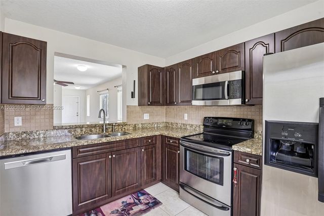 6235 SW 47th Mnr 201, Davie, FL 33314