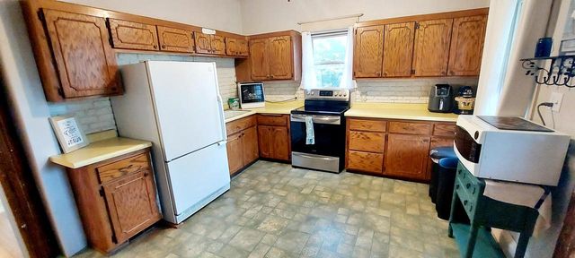 202 Grand AVENUE, Hartford, WI 53027
