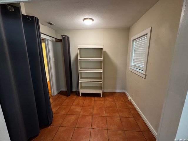 9317 Park Road 37, Lakehills, TX 78063