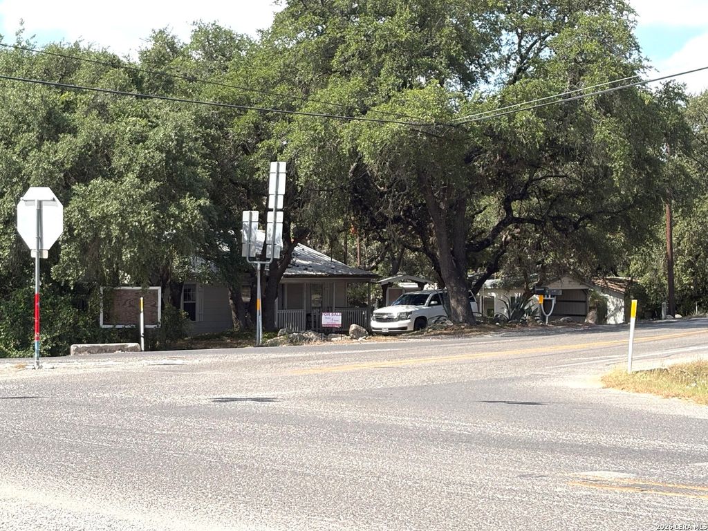 9317 Park Road 37, Lakehills, TX 78063