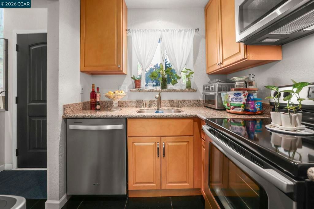 Image 11 of property listing at 61 61 Meadowbrook Cir, Pittsburg, CA 94565