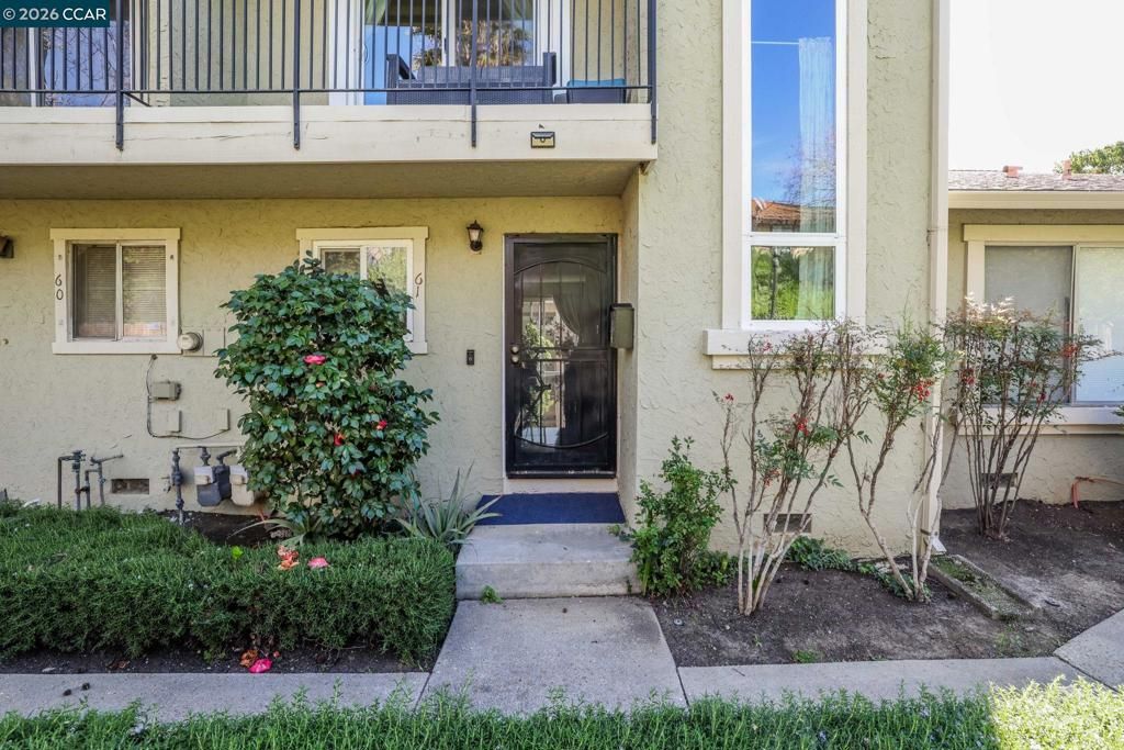 Image 2 of property listing at 61 61 Meadowbrook Cir, Pittsburg, CA 94565