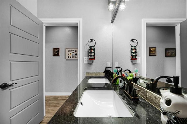 1208 NE Fishermans Cove Dr, Elgin, OK 73538
