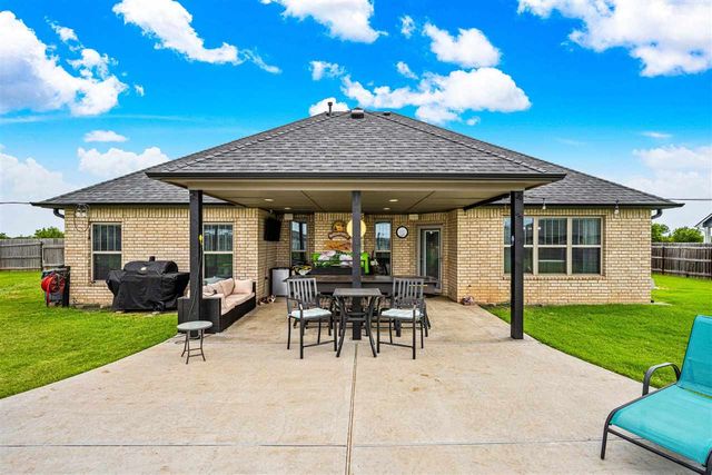 1208 NE Fishermans Cove Dr, Elgin, OK 73538