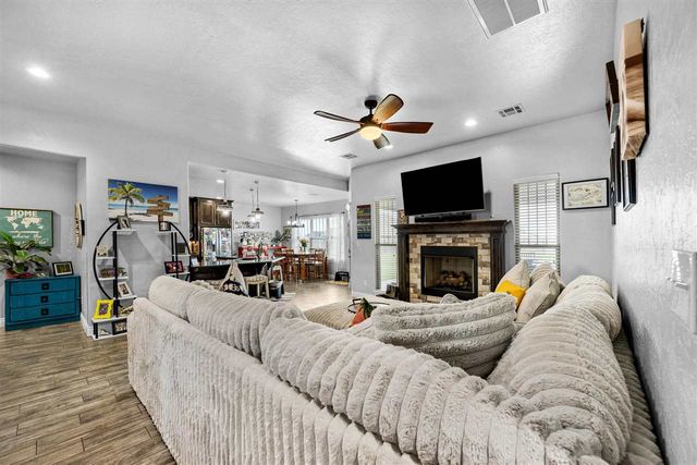 1208 NE Fishermans Cove Dr, Elgin, OK 73538