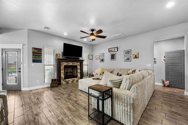 1208 NE Fishermans Cove Dr, Elgin, OK 73538