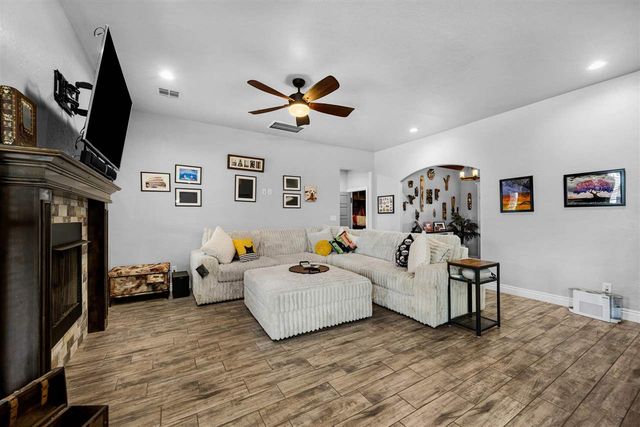 1208 NE Fishermans Cove Dr, Elgin, OK 73538