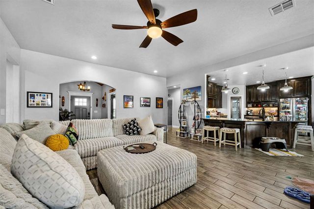 1208 NE Fishermans Cove Dr, Elgin, OK 73538