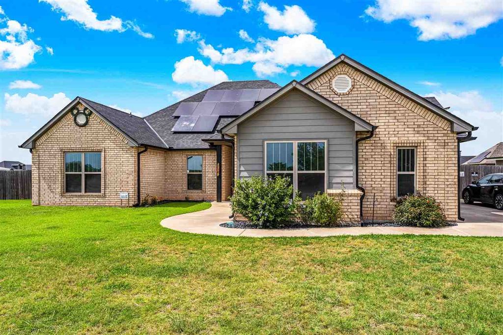 1208 NE Fishermans Cove Dr, Elgin, OK 73538