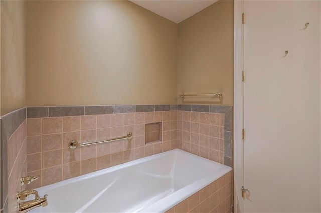 4950 Central Street 1001, Kansas City, MO 64112