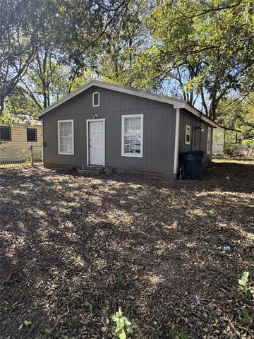 1103 N Walnut Street, Cleburne, TX 76033