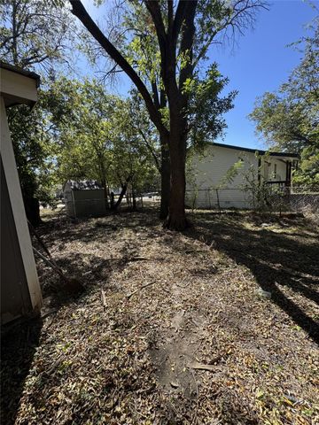 1103 N Walnut Street, Cleburne, TX 76033